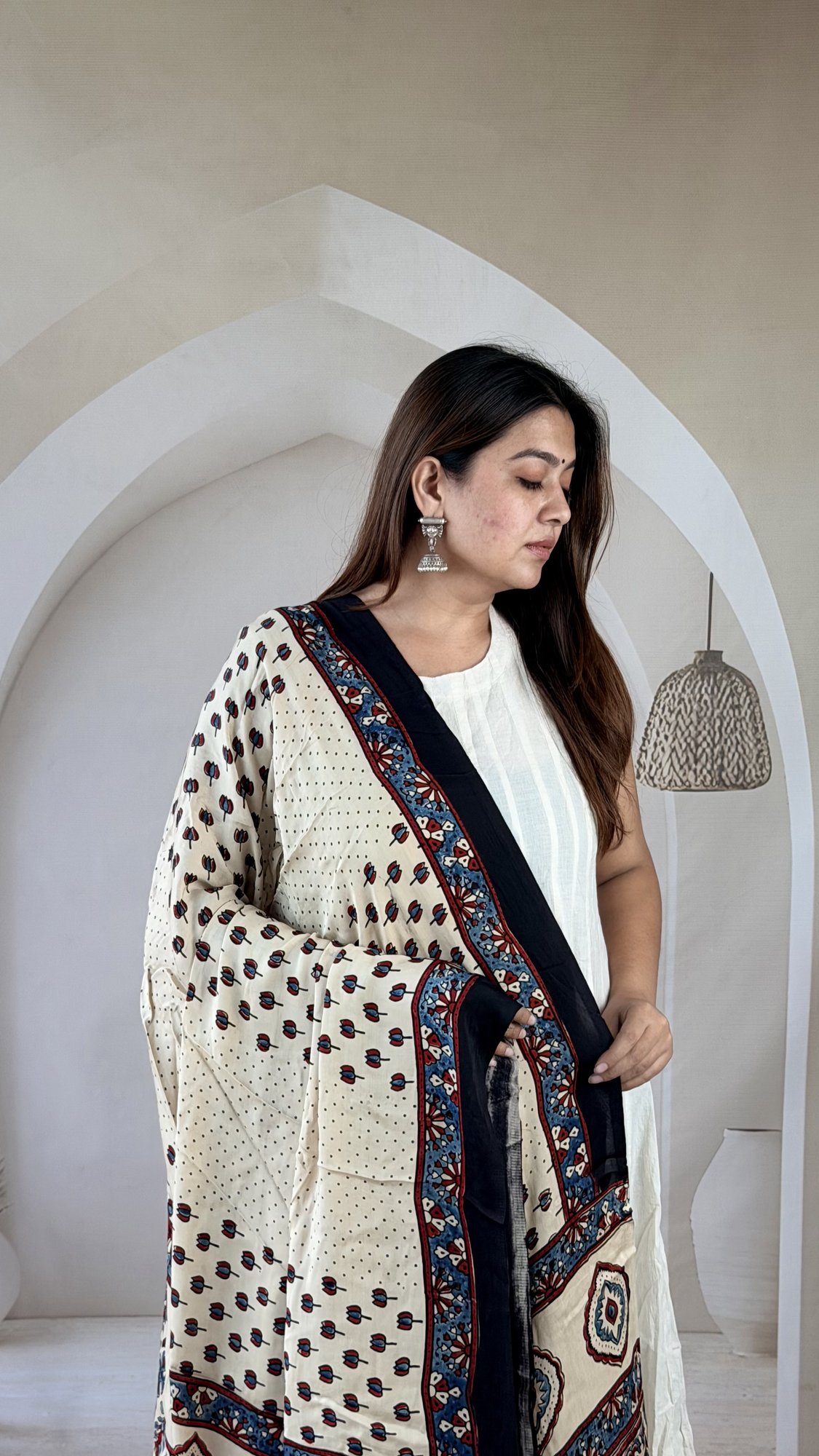 cream-ajrakh-modal silk-dupatta-buti-diamond-palla-3 Close-up of cream Ajrakh modal silk dupatta with black and maroon buti clusters and indigo border